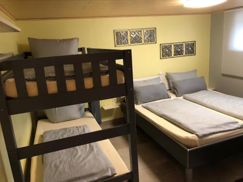 a room with two bunk beds in a room at Gästehaus Alwin Diebold - 5 Gehminuten zum Europapark in Rust