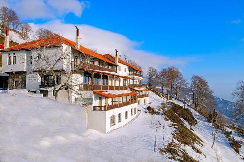 budynek na szczycie pokrytej śniegiem góry w obiekcie Chania Hotel w mieście Chania