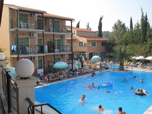 Bazén v ubytování Philippos Hotel nebo v jeho okolí