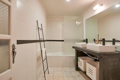 La salle de bains est pourvue de 2 lavabos et d'une baignoire. dans l'établissement Charming Apartment in Alfama, à Lisbonne