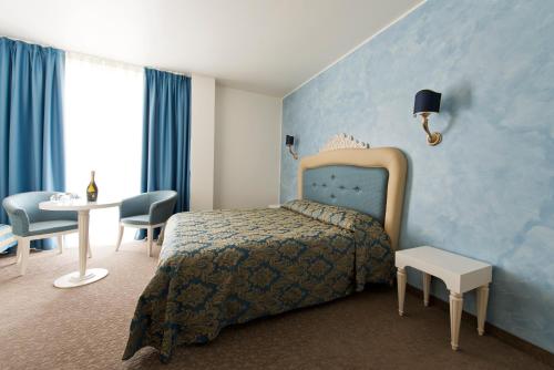 Llit o llits en una habitació de Palace Hotel & SPA La CONCHIGLIA D' ORO