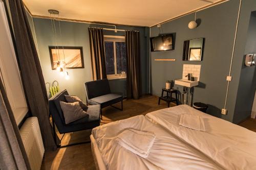 ein Hotelzimmer mit einem Bett und einem Stuhl in der Unterkunft Parkvillan in Åre