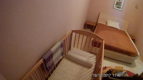 Habitación para bebés con cuna y litera en ART House en Mostar