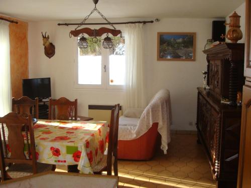 Una sala de estar con una cama y una ventana. en La Grande Lauze, en Champcella