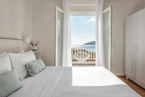 Un pat sau paturi într-o cameră la Eneos Kythnos Beach Villas-Elegant and Comfort Villas