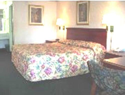 een hotelkamer met een bed en een bureau bij America's Best Inn & Suites - Decatur in Decatur