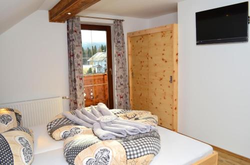 1 dormitorio con 2 camas y TV de pantalla plana en Chalet Hoamat, en Mariapfarr