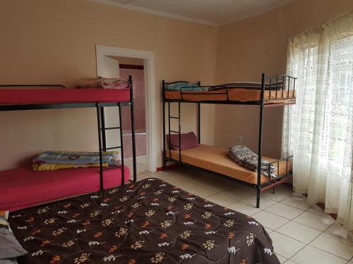 Ein Bett oder Betten in einem Zimmer der Unterkunft Stone Crescent Hotel