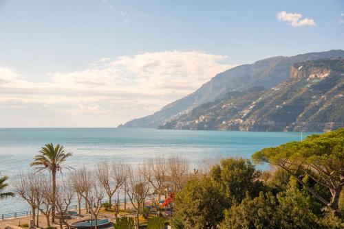 a view of the ocean with mountains in the background at B&B Palazzo Montesanto in Maiori