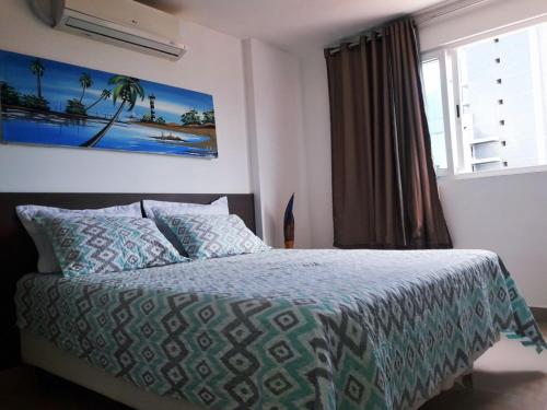 1 dormitorio con cama y ventana en Apple Flat, en Natal