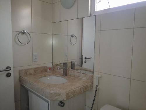 y baño con lavabo y espejo. en Apple Flat, en Natal