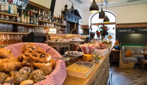 a bakery with bread and pastries on a counter at Hotel Am Markt in Munich