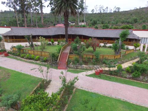 eine Luftansicht auf einen Garten vor einem Haus in der Unterkunft Stone Crescent Hotel in Grahamstown