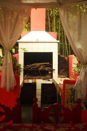 a fireplace in a yard with trees in the background at Cabaña Los Alcanfores in Tigre
