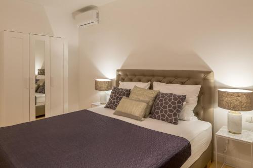 Een bed of bedden in een kamer bij Apartments Villa Lux