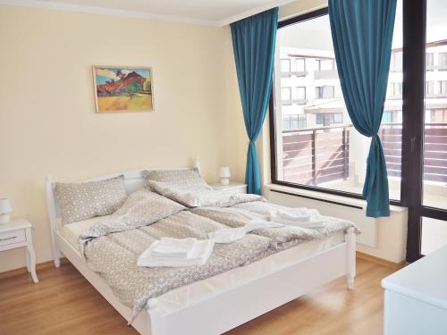 パンポロボにあるFirefly Apartments Pamporovoのベッドルーム1室(ベッド1台、大きな窓付)