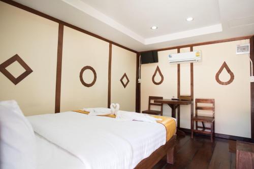 เตียงในห้องที่ Talad Nam Klong Hae Resort