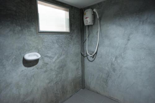 łazienka z prysznicem i oknem w obiekcie Talad Nam Klong Hae Resort w mieście Hat Yai