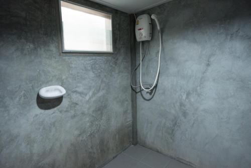 una doccia in un bagno con finestra di Talad Nam Klong Hae Resort a Hat Yai