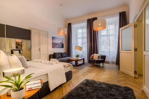 Posteľ alebo postele v izbe v ubytovaní Royal Route Residence