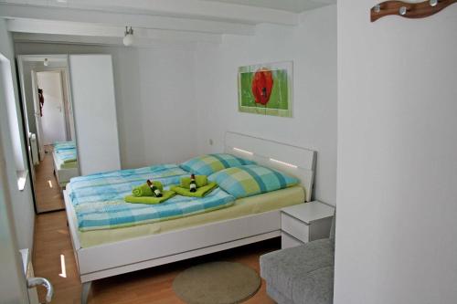 オストゼーバート・ゼリンにあるFerienhaus Maritのベッドルーム1室(ベッド1台、動物2匹の詰め物付)