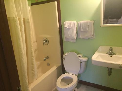 Uma casa de banho em Colony inn motel