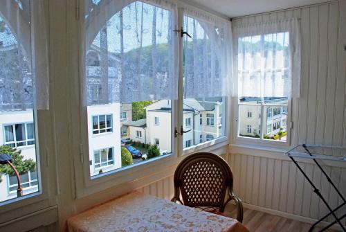 オストゼーバート・ゼリンにあるFerienvilla im Stil der Baederarchの窓(テーブル、椅子付)が備わる客室です。