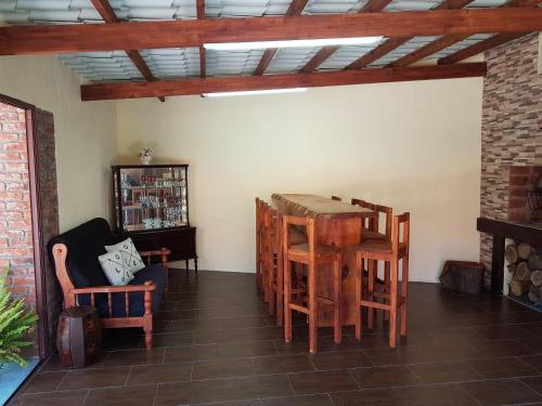sala de estar con mesa de madera y sillas en Camunda, en Punta del Este
