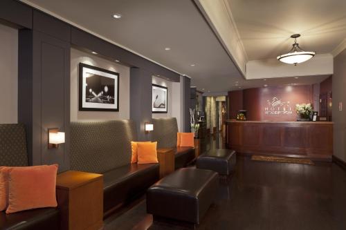 
The lobby or reception area at Hotel Griffon

