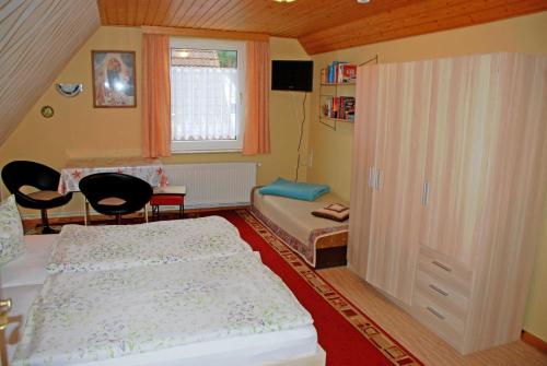 バーベにあるFerienwohnungen im Ostseebad Baabeのベッドルーム1室(ベッド2台、テーブル、椅子付)