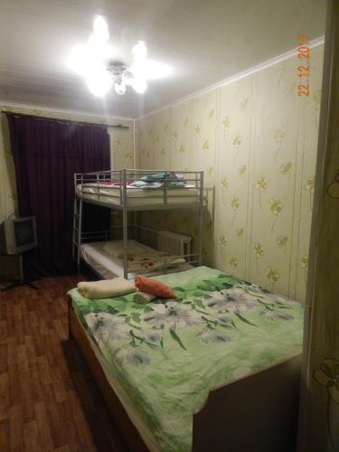 Tempat tidur susun dalam kamar di Apartment on Dzerzhinsky
