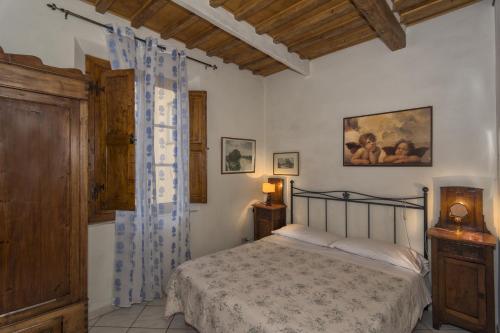a bedroom with a bed in a room at Due Borghi Guest House in Pisa