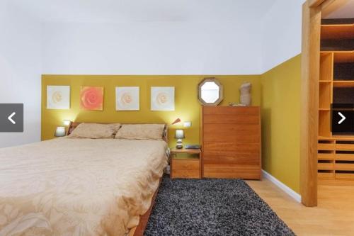 a bedroom with a bed and a dresser at Chalet con piscina privada in Las Villas
