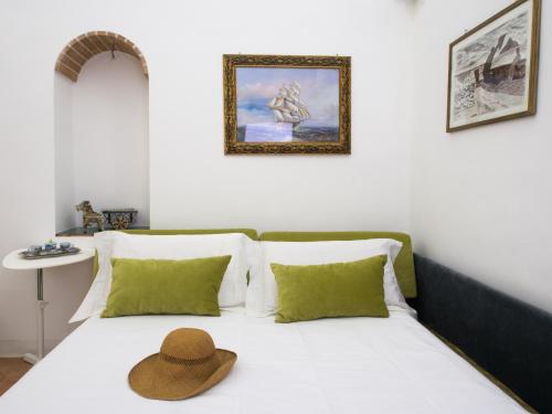 um chapéu sentado em cima de uma cama num quarto em Casa Almagio - Atrani Amalfi coast - terrace & seaview em Atrani