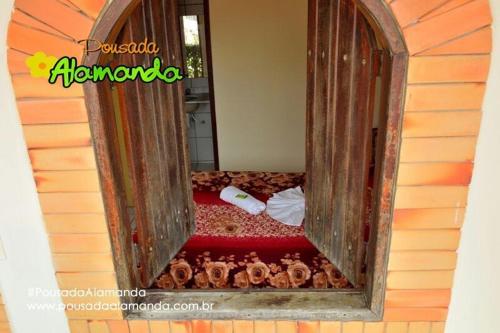 een spiegel met een stel teddyberen in een kamer bij Pousada Alamanda in Natal