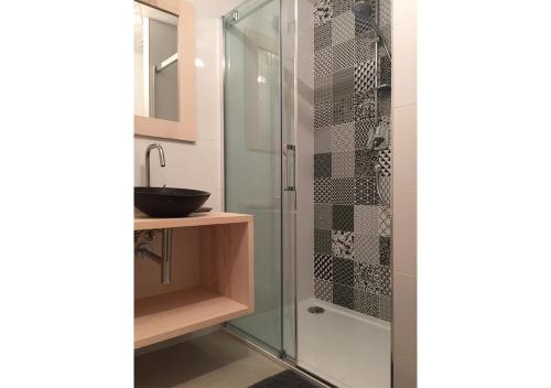 een badkamer met een glazen douche en een wastafel bij Apartmány na sjezdovce Dolní Morava in Dolní Morava