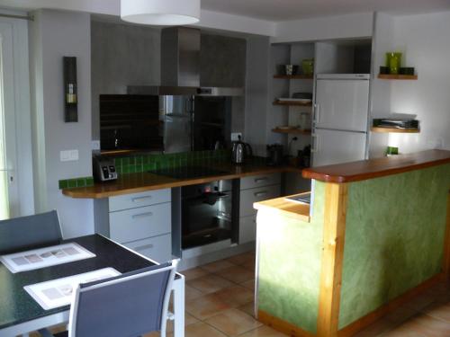 a kitchen with a counter top and a refrigerator at Appartement dans maison Entre Savines et Embrun in Crots