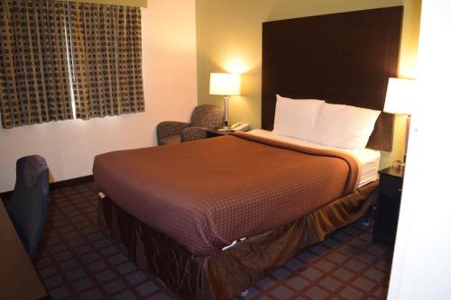 Super 8 by Wyndham Saginawにあるベッド