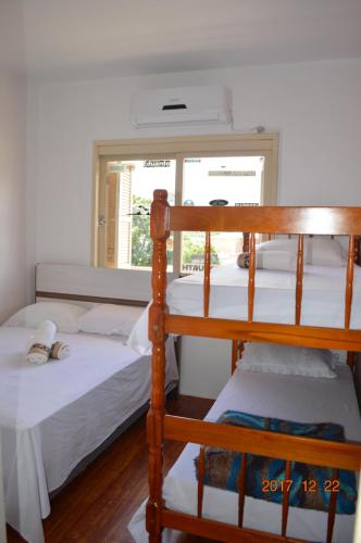 Двухъярусная кровать или двухъярусные кровати в номере Pousada M&J