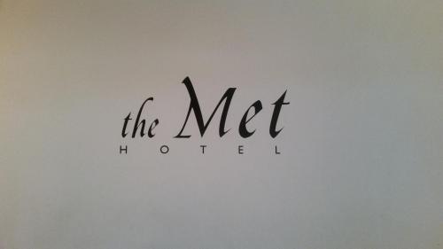 Certificado, premio, señal o documento que está expuesto en The Met Hotel