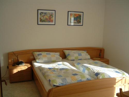 1 dormitorio con 2 camas y 2 cuadros en la pared en Pension Beer, en Mähring