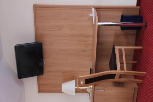 a room with a wooden door with a tv at Hotel garni Fuchs in Eichstätt