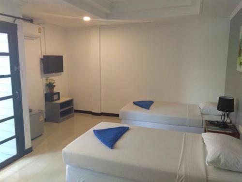ein Schlafzimmer mit 2 Betten und blauen Kissen darauf in der Unterkunft Phi Phi Inn in Ko Phi Phi