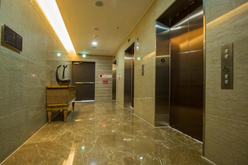 a hallway with a elevator in a building at Darlon Hotel in Hsinchu City