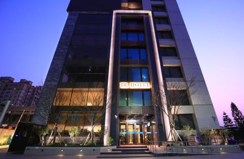 a building with a sign on the front of it at Darlon Hotel in Hsinchu City