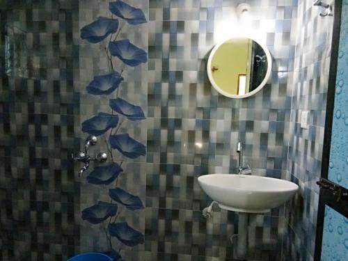 a bathroom with a sink and a mirror at shirley's guest house in Majorda