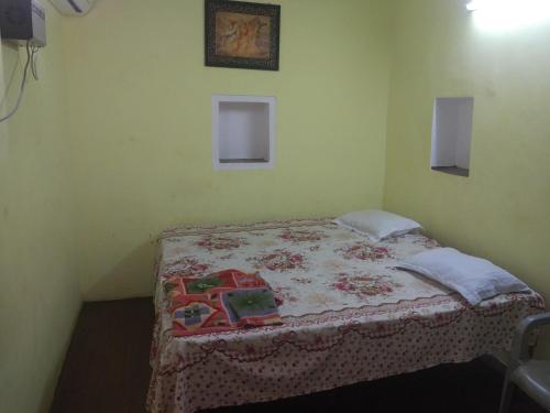 En eller flere senge i et værelse på Radha Krishna Home