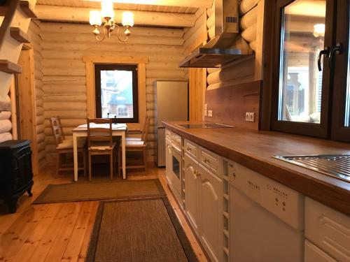 a kitchen with a table in a log cabin at Wellness Hütte am Zwenkauer See bei Leipzig in Zwenkau