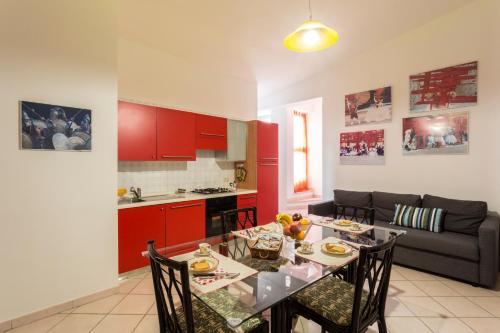 een keuken en een woonkamer met een tafel en stoelen bij Case Spazioscena - Polimnia in Castelbuono