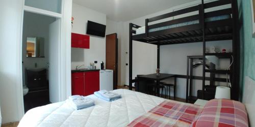 Кровать или кровати в номере VALCHIAVENNA - B&B - Affittacamere - Guest House - Appartamenti - Case Vacanze - Home Holiday